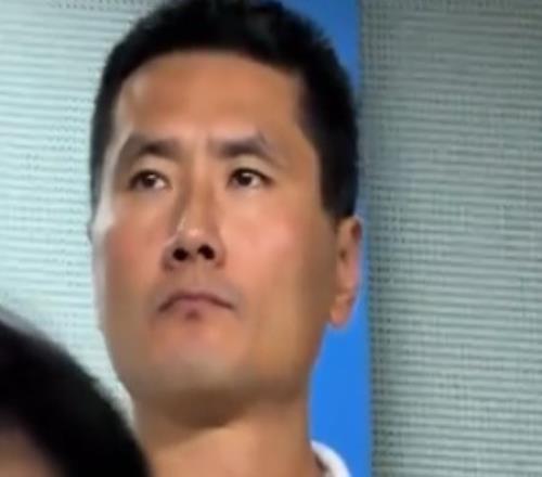 mk体育_mk体育_杯赛资讯入口：邵佳一现场观战浙江队vs云南玉昆，时不时与团队成员热聊（封面配图）